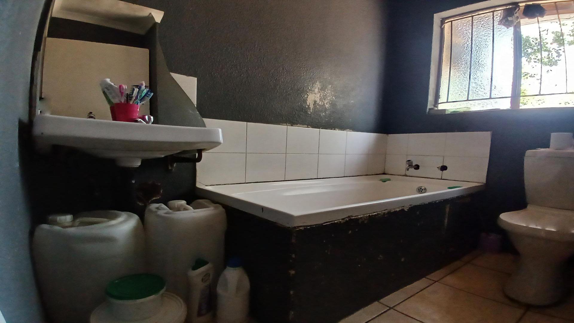 Bathroom 2 of property in Azaadville Gardens