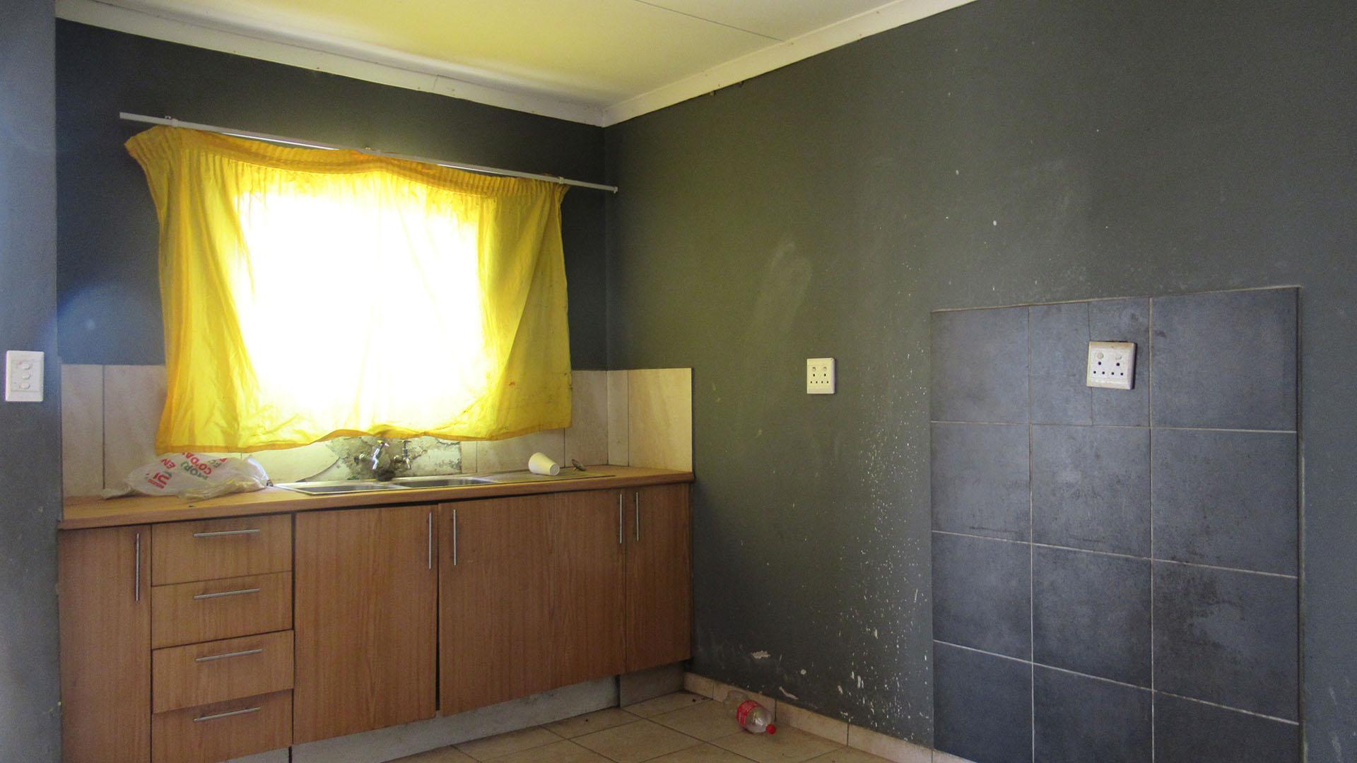 Kitchen - 14 square meters of property in Azaadville Gardens