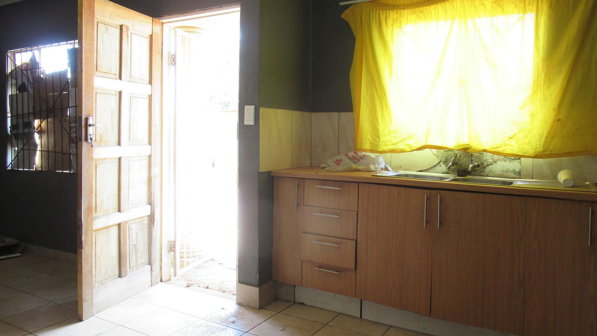 Kitchen - 14 square meters of property in Azaadville Gardens