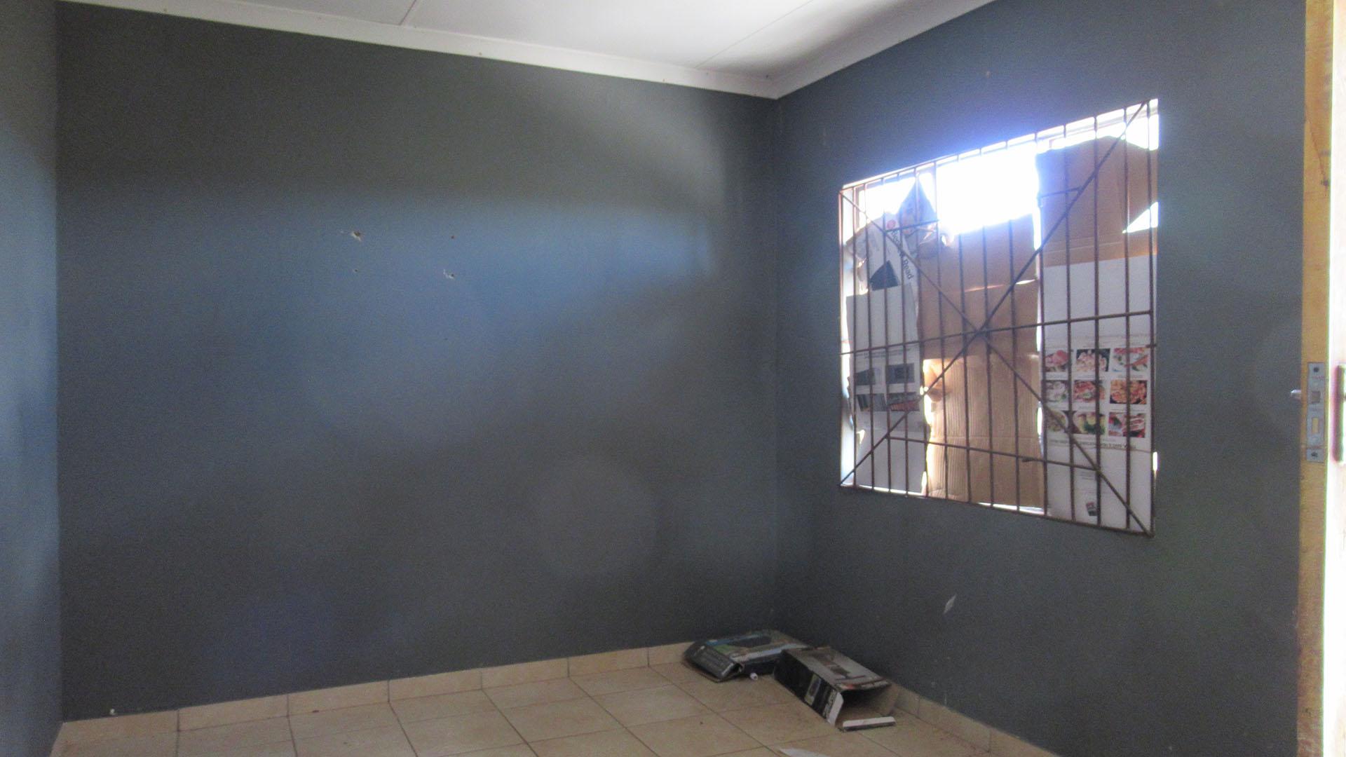 Lounges - 10 square meters of property in Azaadville Gardens