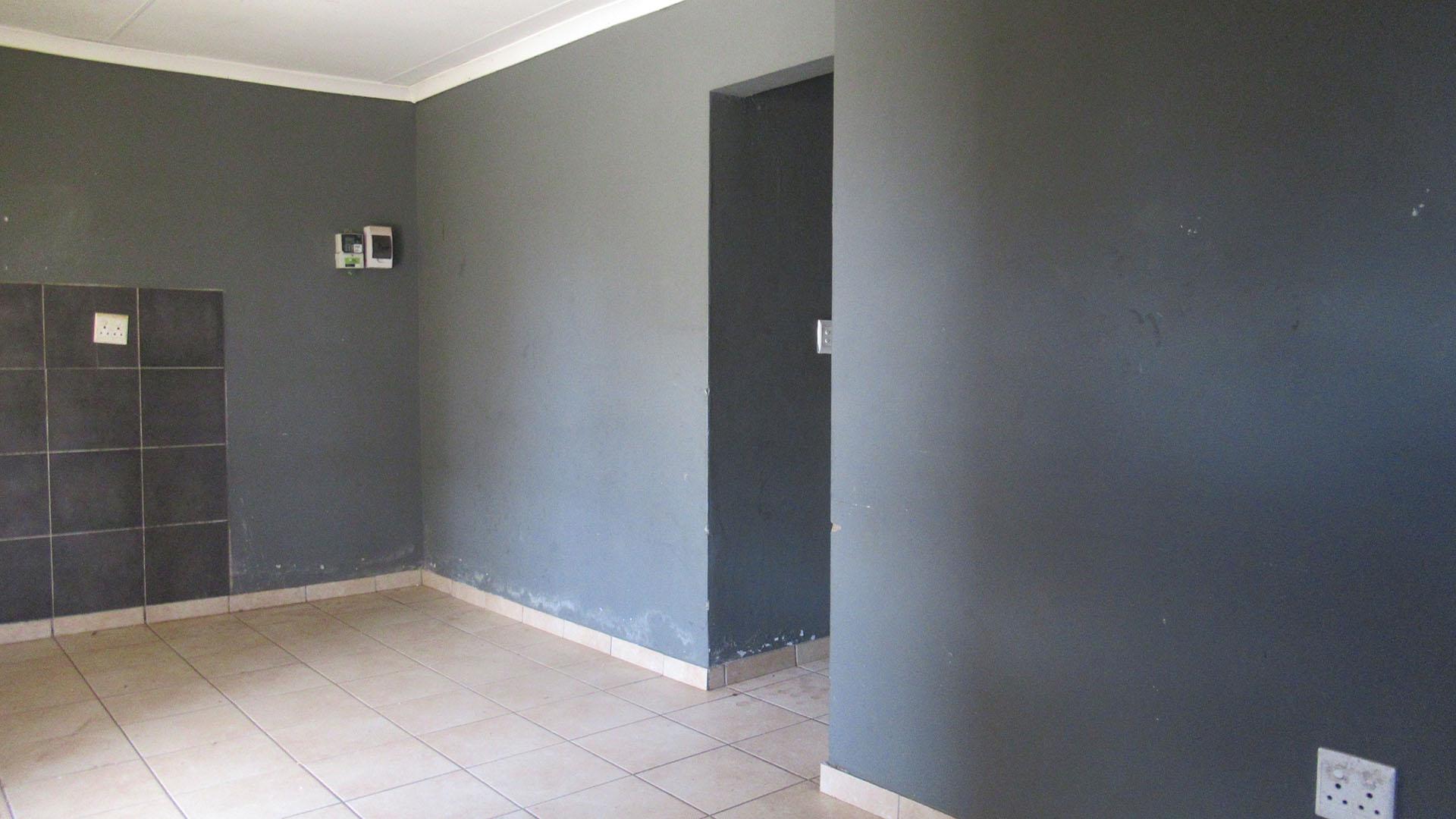 Lounges - 10 square meters of property in Azaadville Gardens