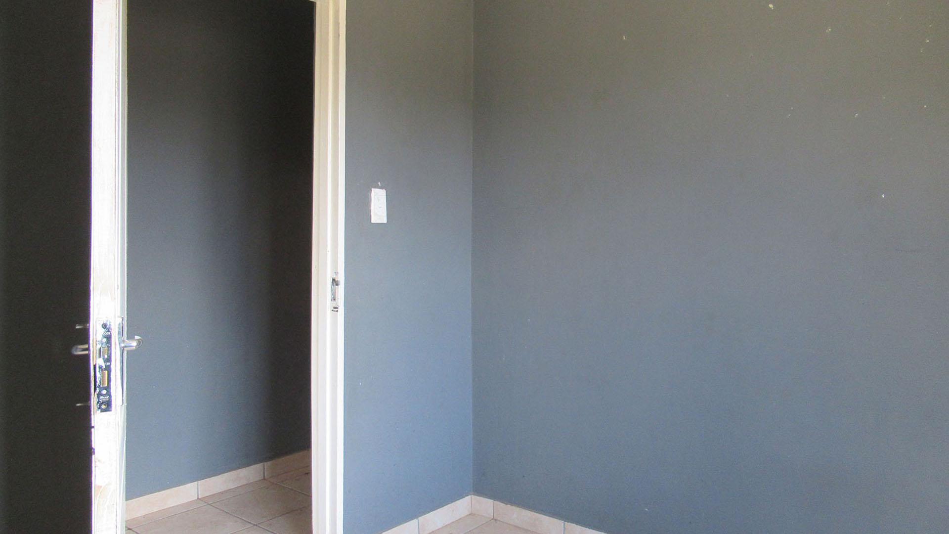 Bed Room 1 - 8 square meters of property in Azaadville Gardens