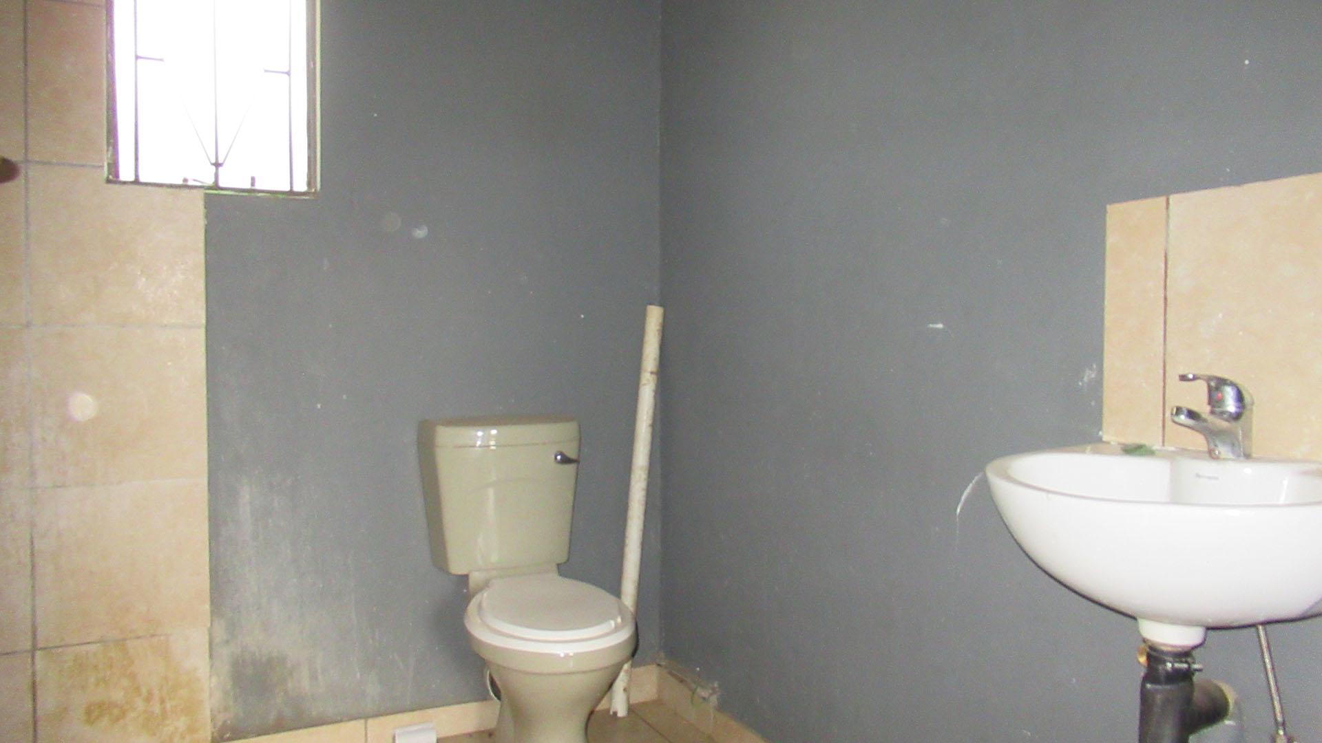 Bathroom 1 - 6 square meters of property in Azaadville Gardens