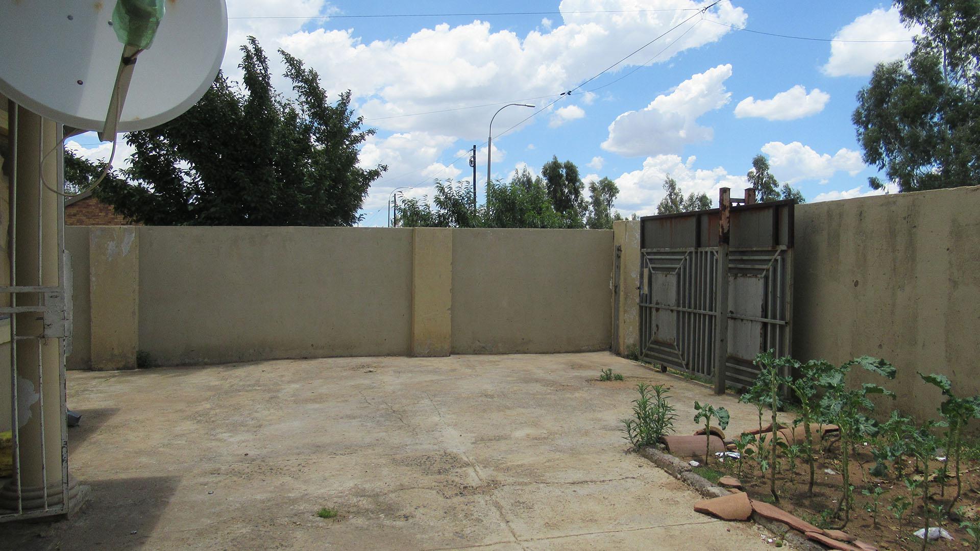 Front View of property in Azaadville Gardens