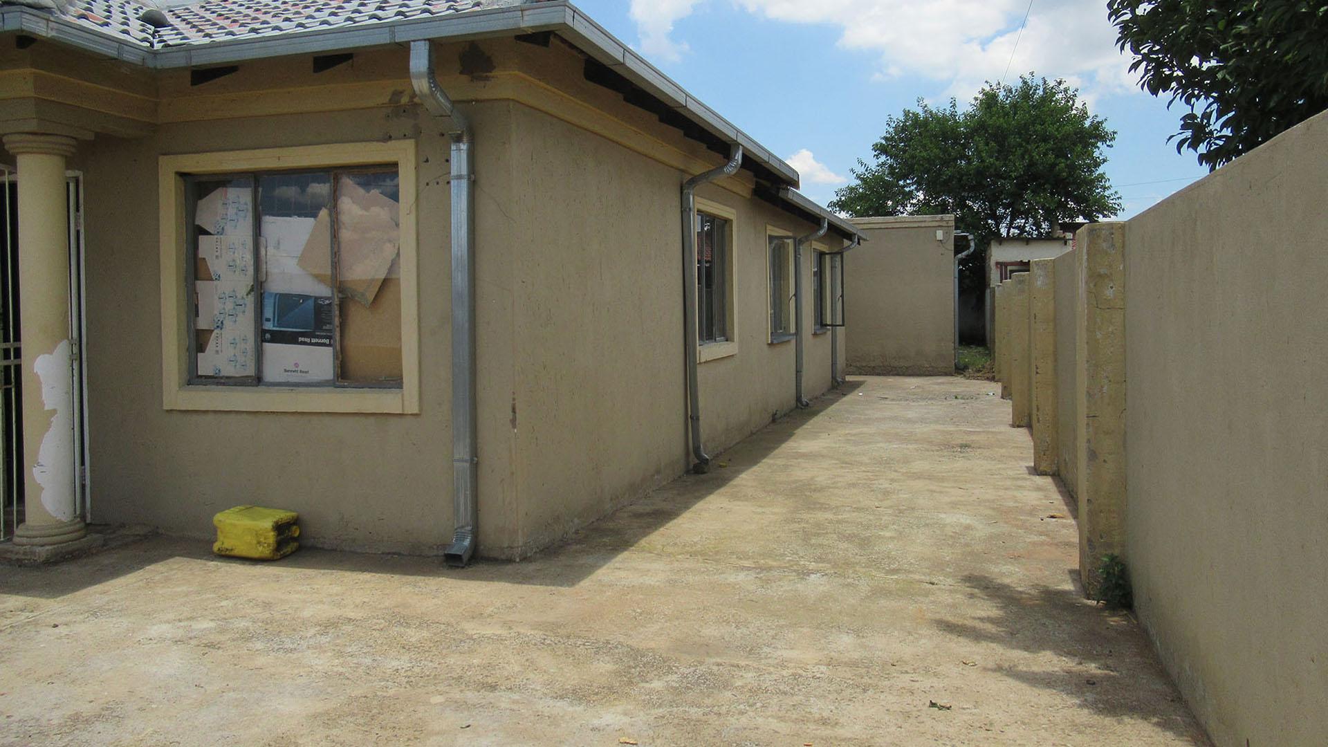 Front View of property in Azaadville Gardens