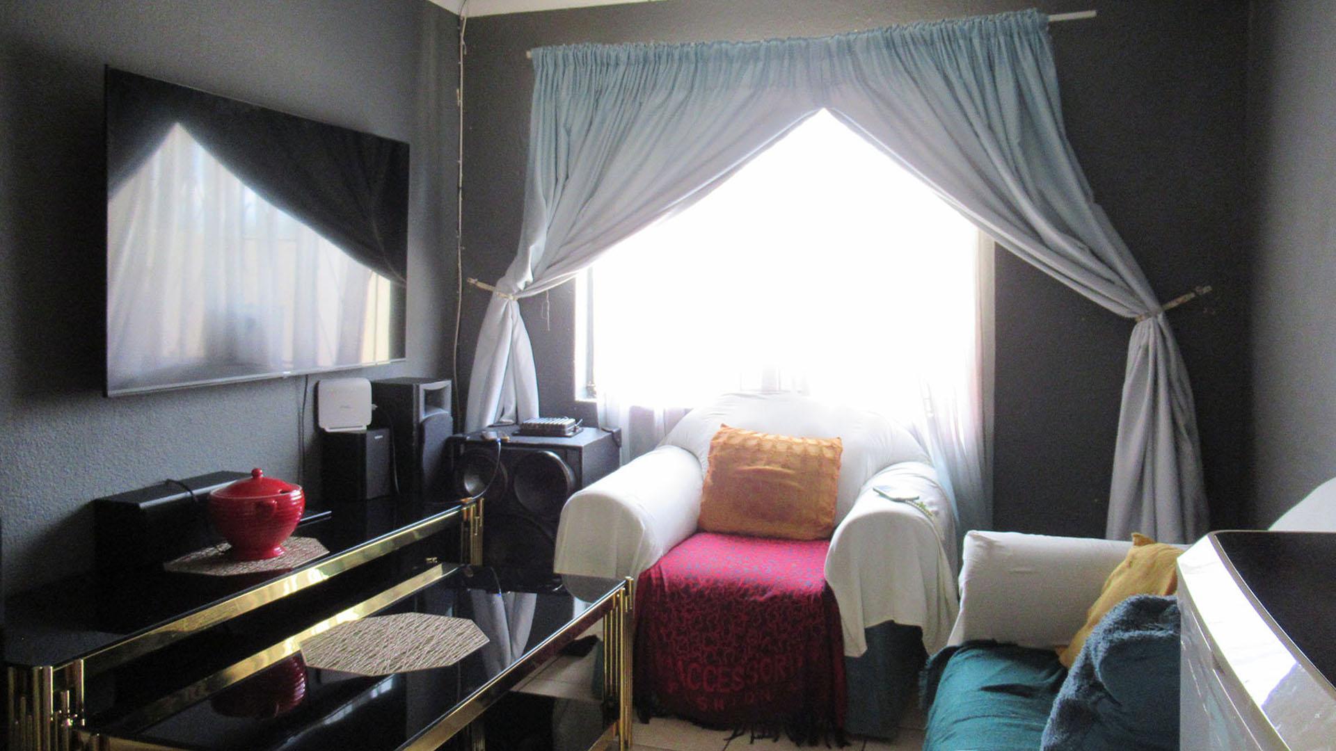 Lounges - 10 square meters of property in Azaadville Gardens