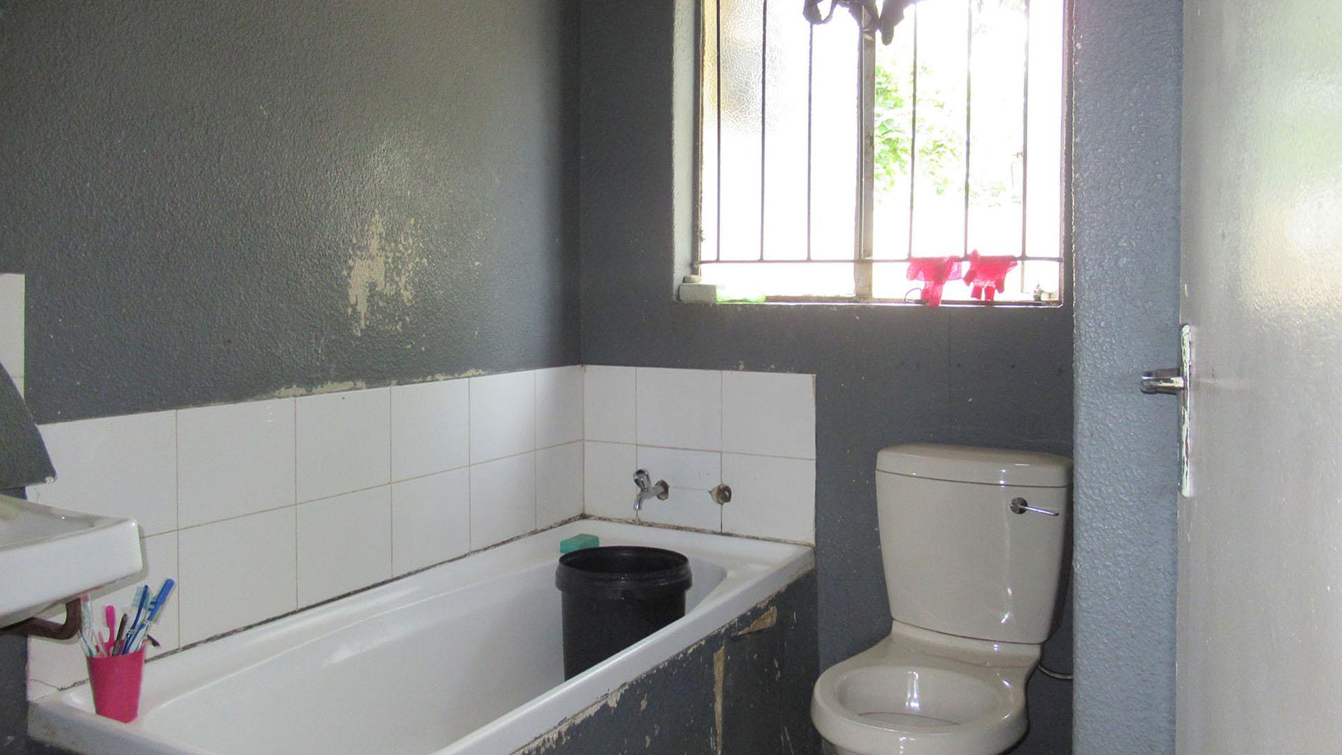 Bathroom 2 - 4 square meters of property in Azaadville Gardens