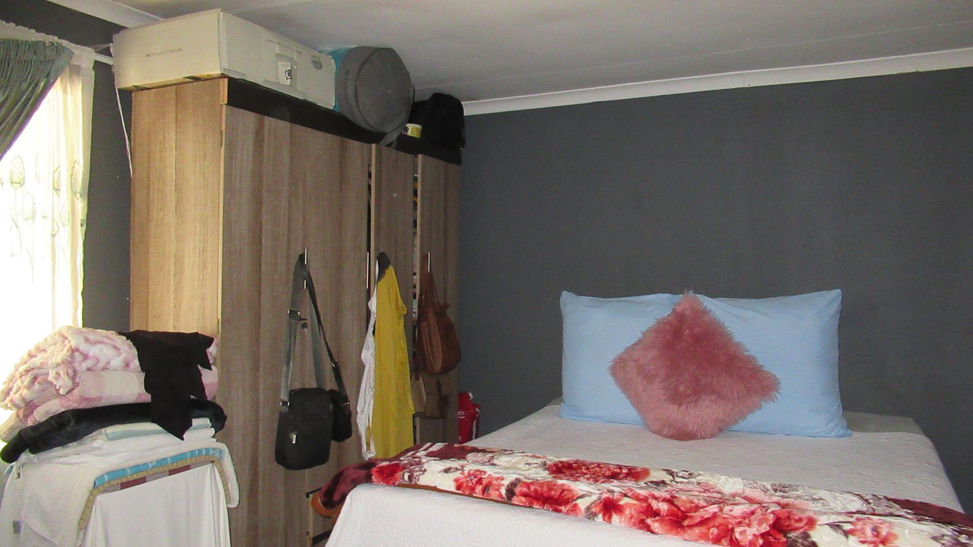 Bed Room 2 - 14 square meters of property in Azaadville Gardens