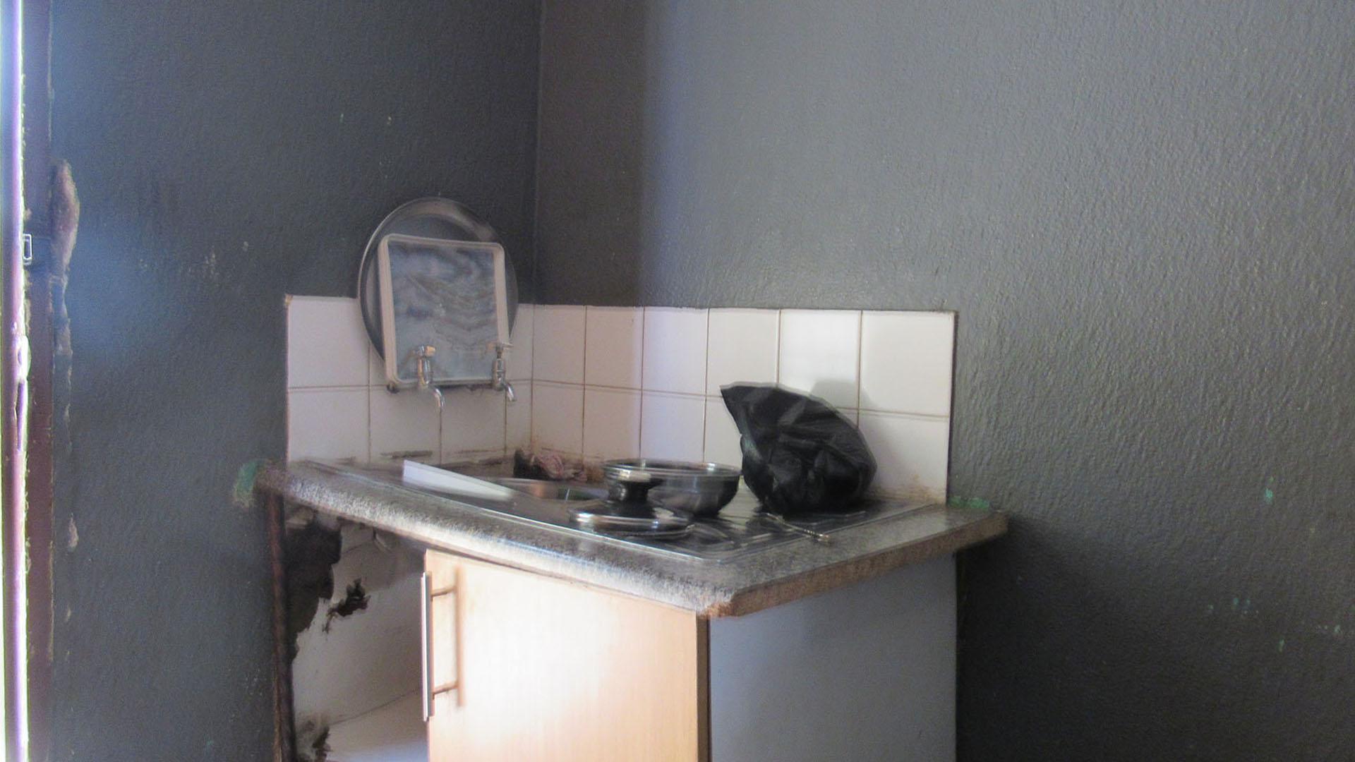 Kitchen - 14 square meters of property in Azaadville Gardens