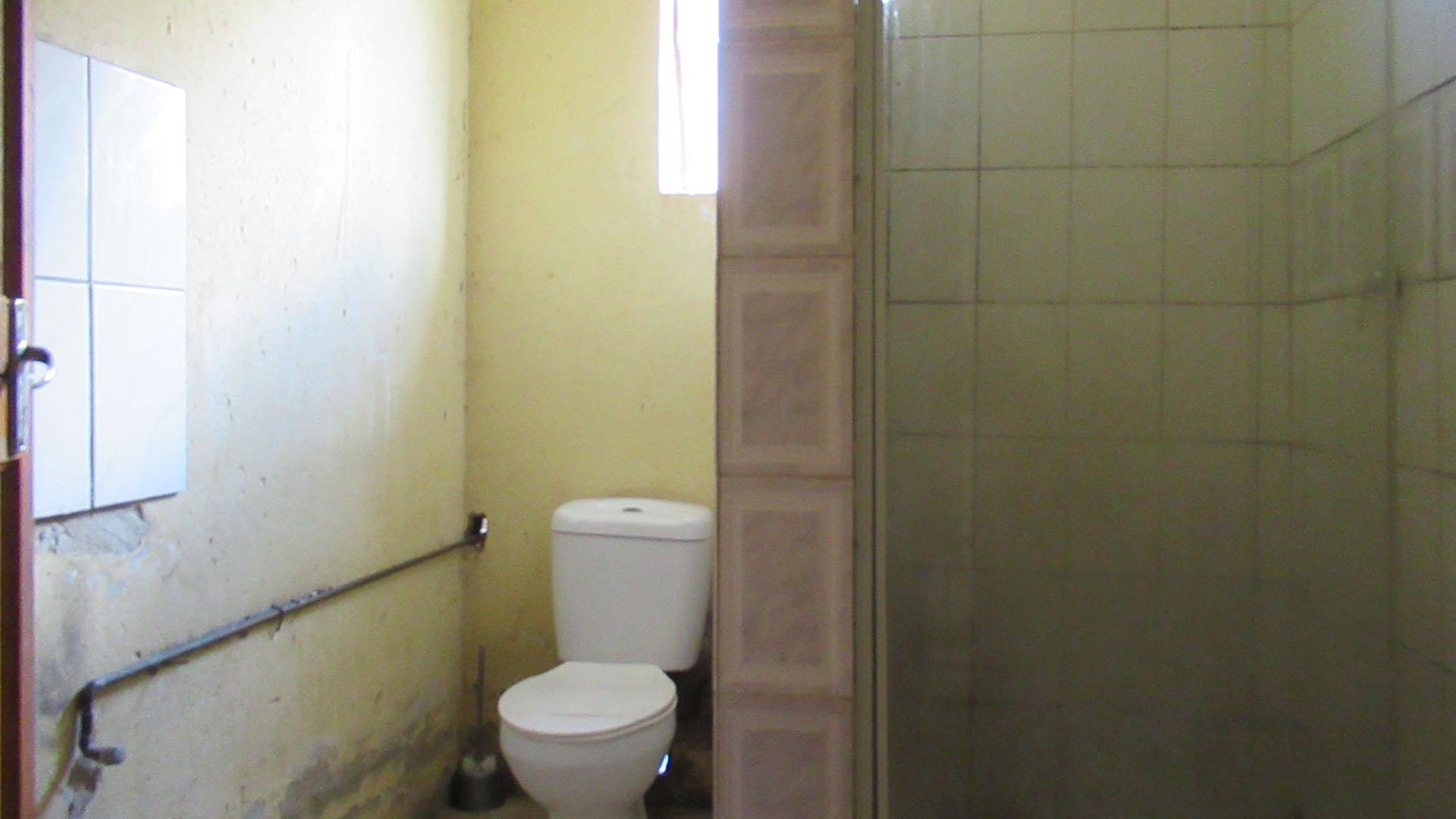 Bathroom 3+ - 5 square meters of property in Azaadville Gardens