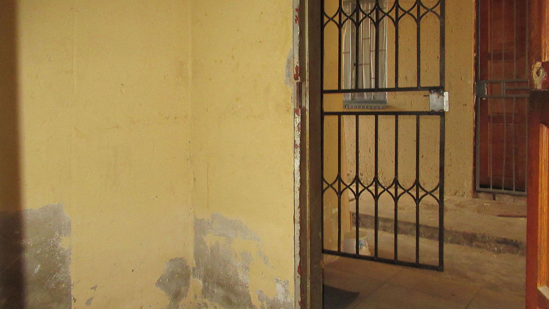 Bathroom 3+ - 5 square meters of property in Azaadville Gardens