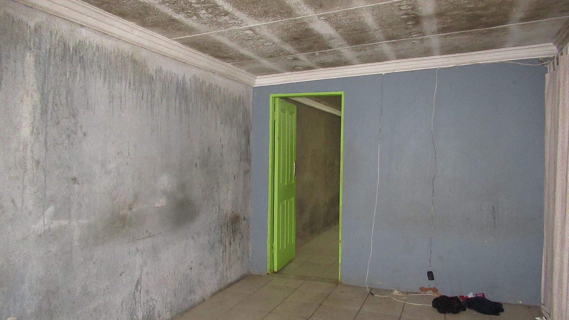 Bed Room 5+ - 61 square meters of property in Azaadville Gardens