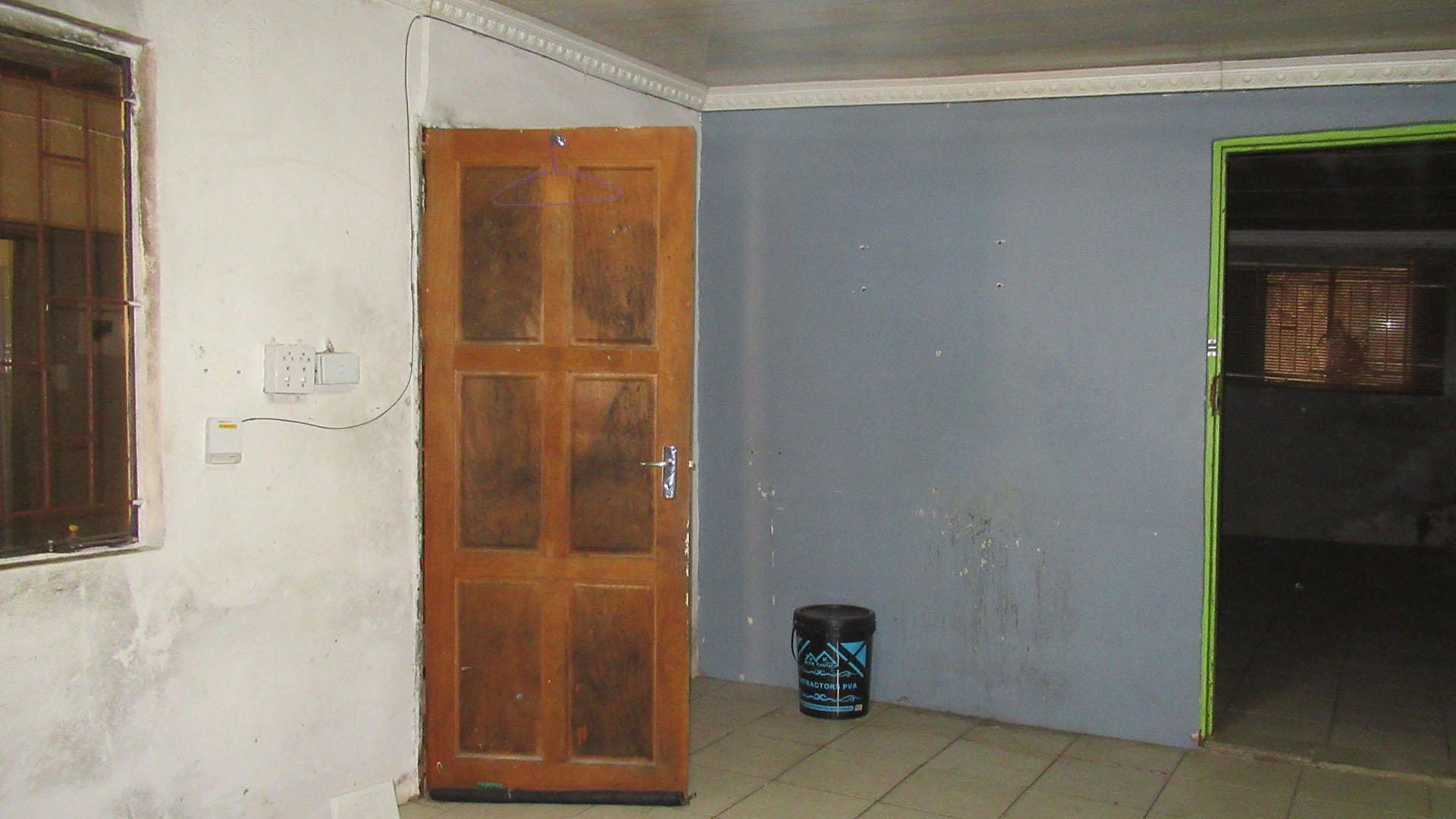 Bed Room 5+ - 61 square meters of property in Azaadville Gardens