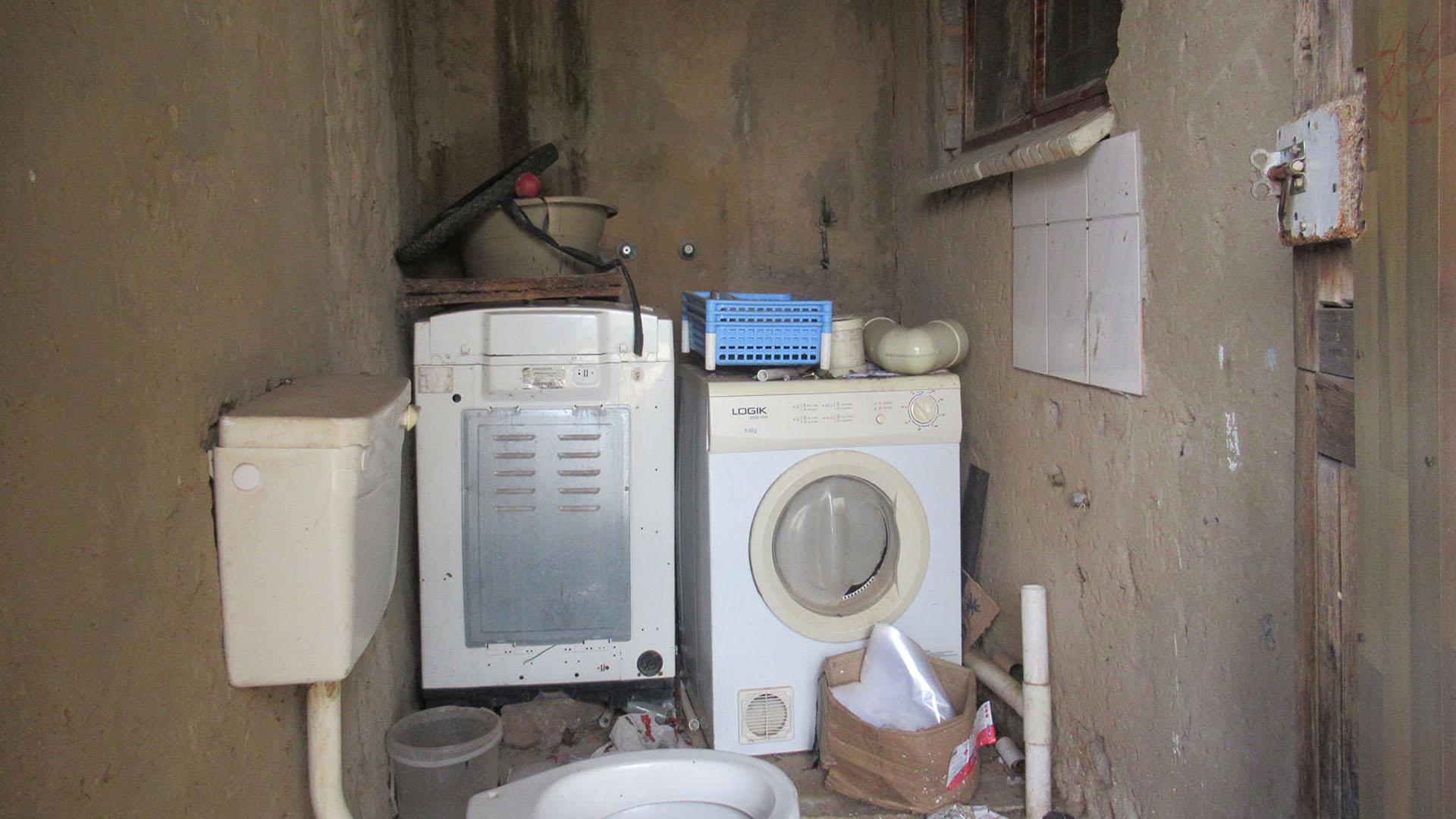 Bathroom 3+ - 5 square meters of property in Azaadville Gardens