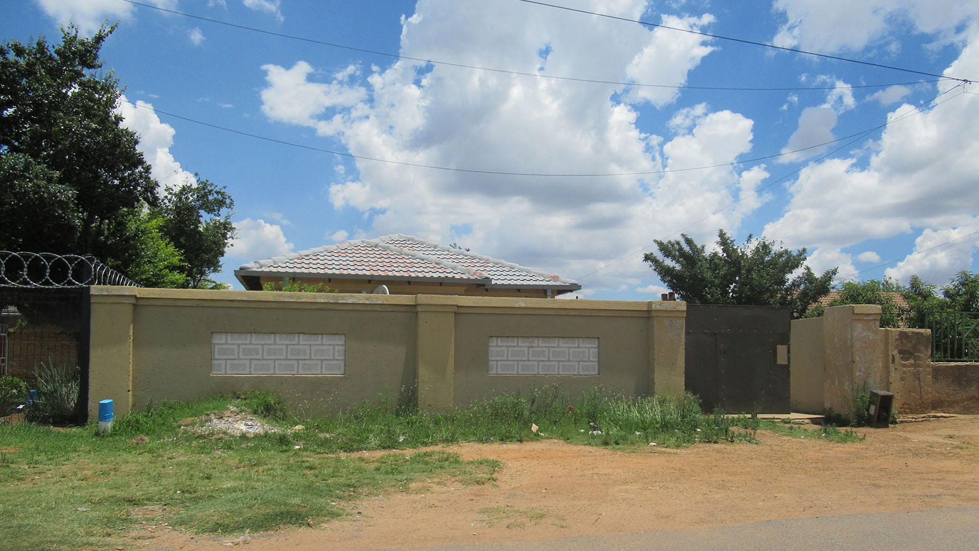 Front View of property in Azaadville Gardens