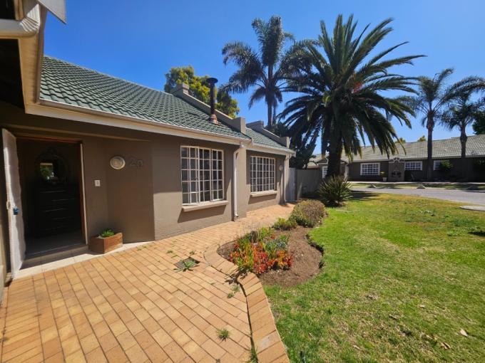 3 Bedroom Simplex for Sale For Sale in Verwoerdpark - MR699962