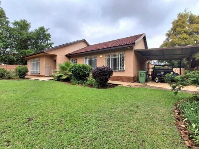 4 Bedroom House for Sale For Sale in Brackendowns - MR699967