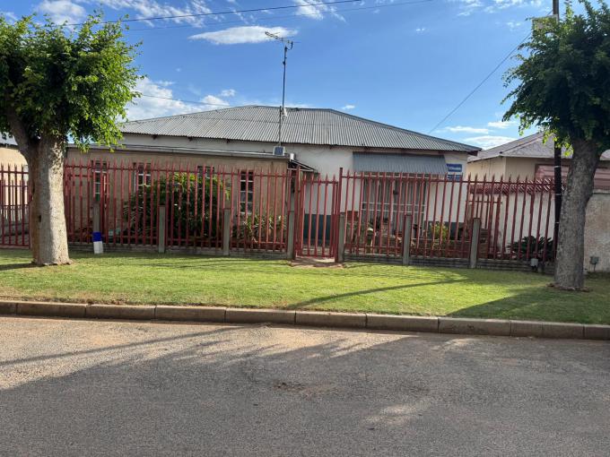 5 Bedroom House for Sale For Sale in Roodepoort North - MR699976