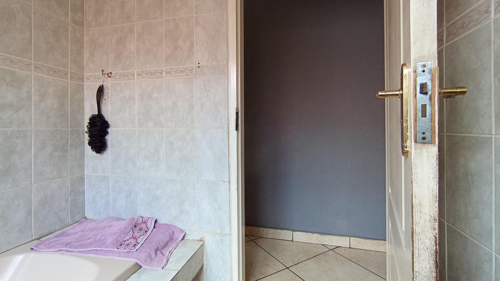 Bathroom 1 - 4 square meters of property in Soshanguve