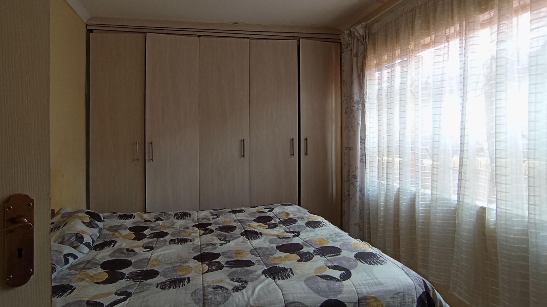 Bed Room 1 - 11 square meters of property in Soshanguve