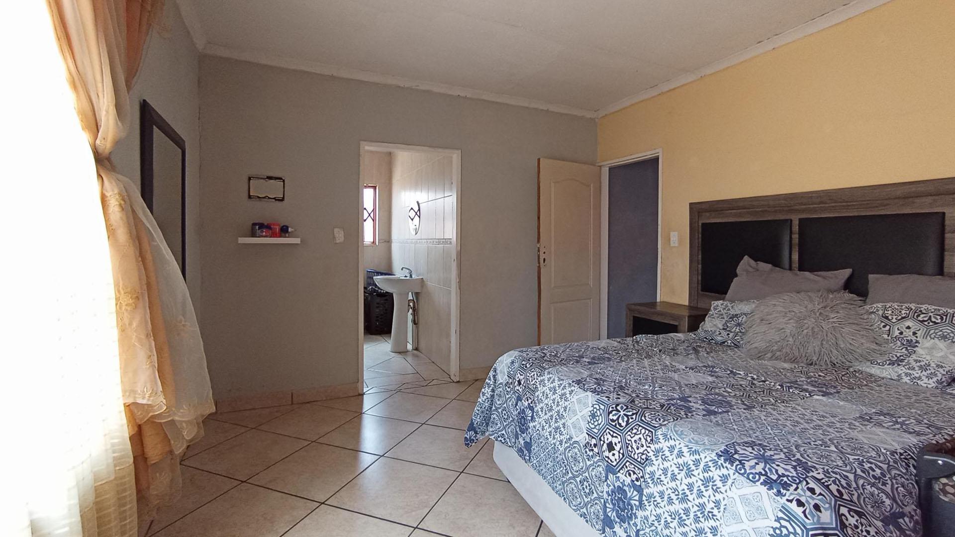 Main Bedroom - 18 square meters of property in Soshanguve