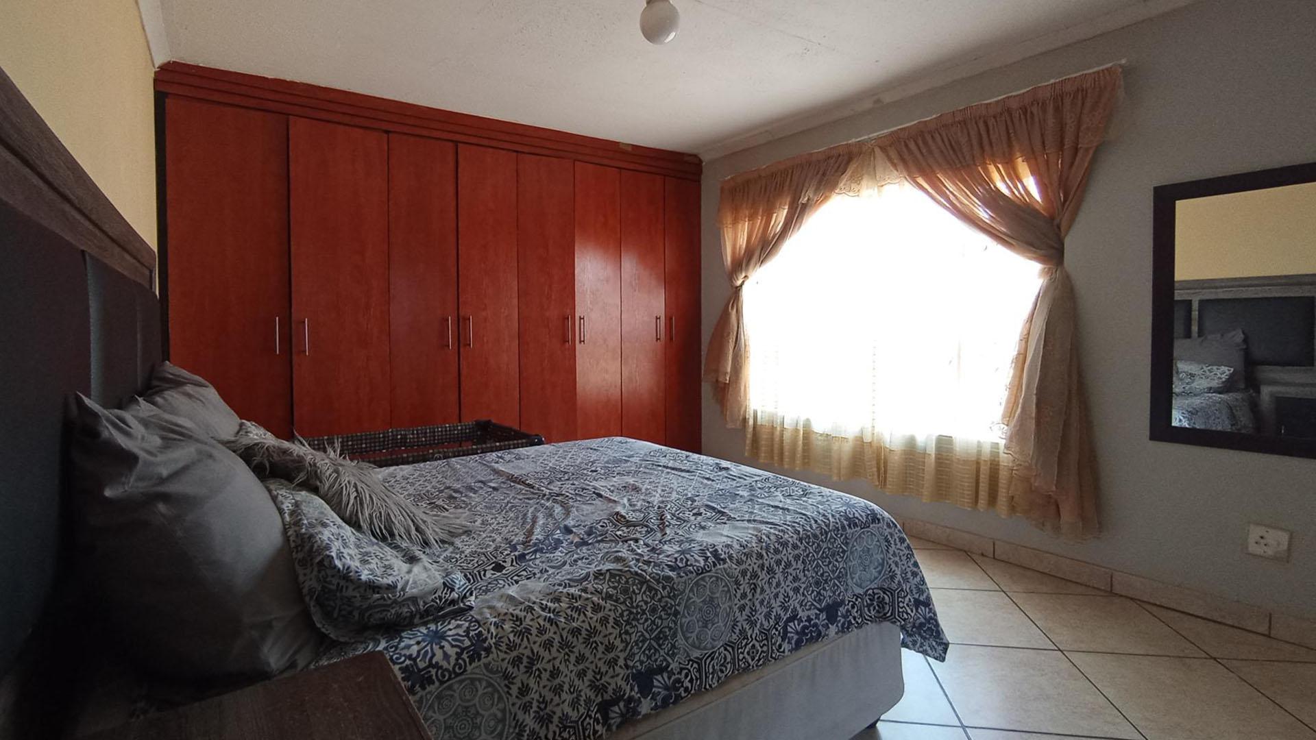Main Bedroom - 18 square meters of property in Soshanguve