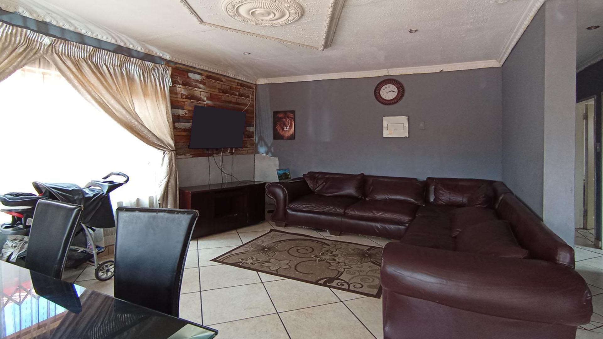 Lounges - 12 square meters of property in Soshanguve