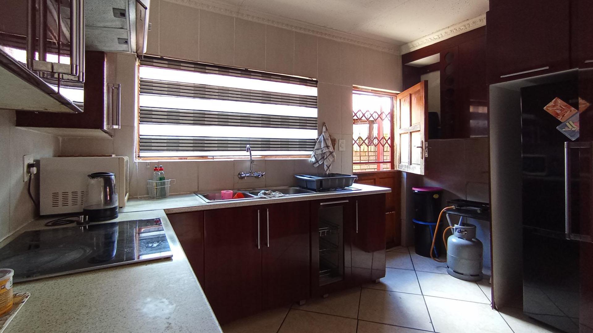 Kitchen - 12 square meters of property in Soshanguve