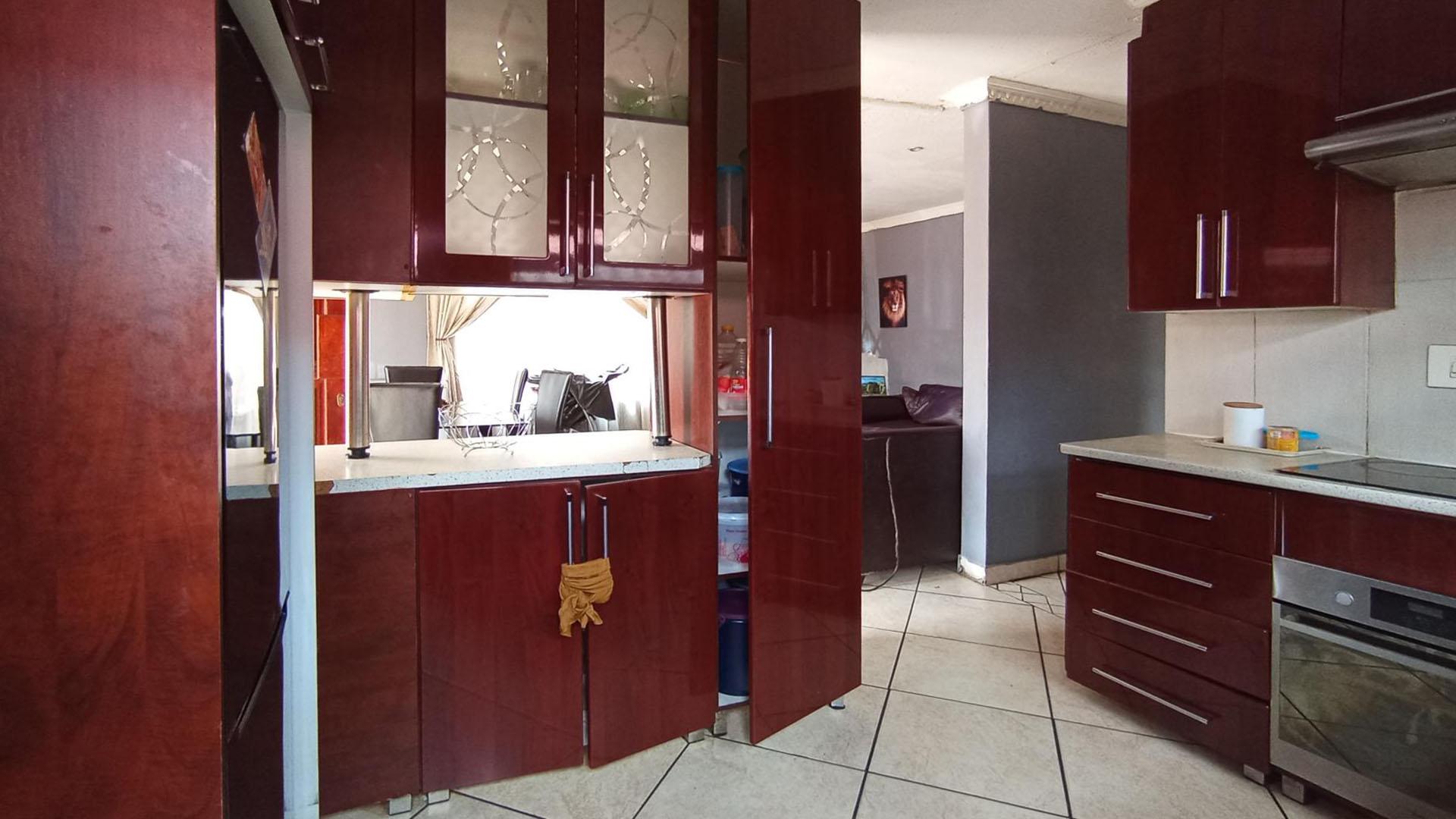 Kitchen - 12 square meters of property in Soshanguve
