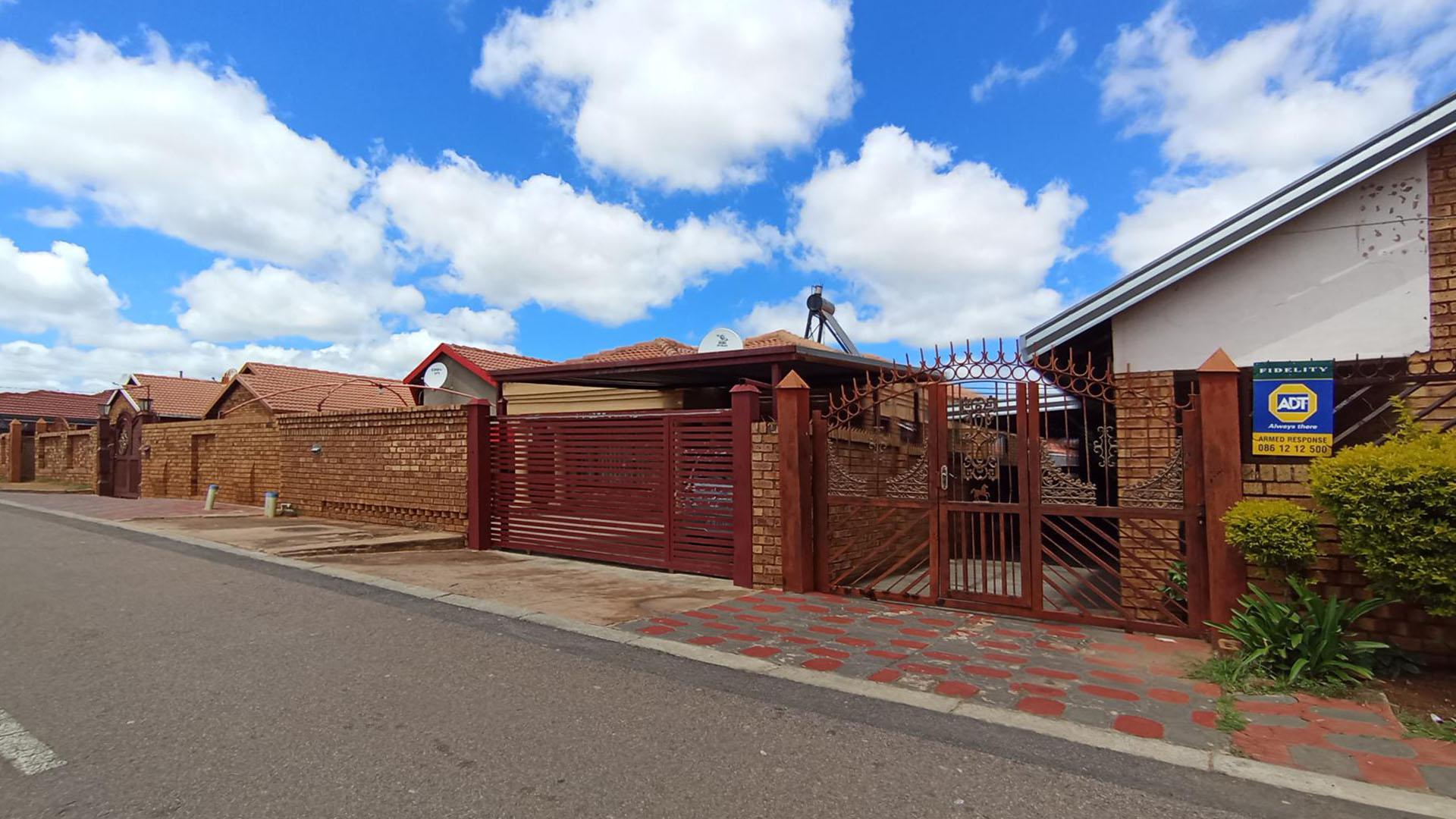 Front View of property in Soshanguve