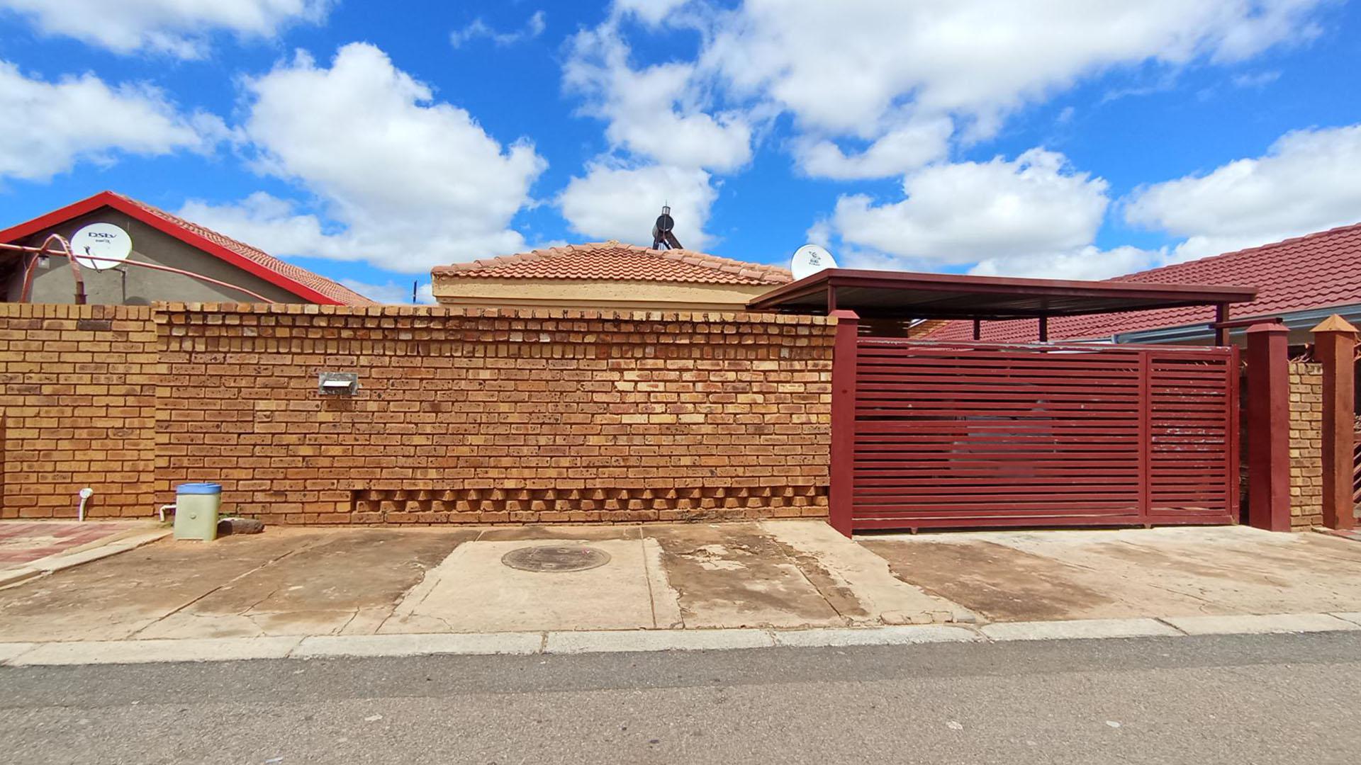 Front View of property in Soshanguve