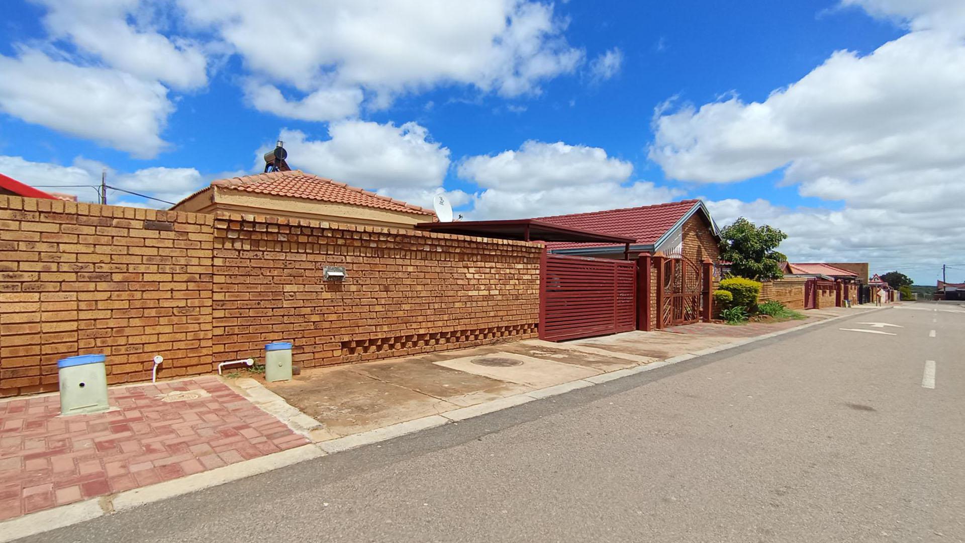 Front View of property in Soshanguve
