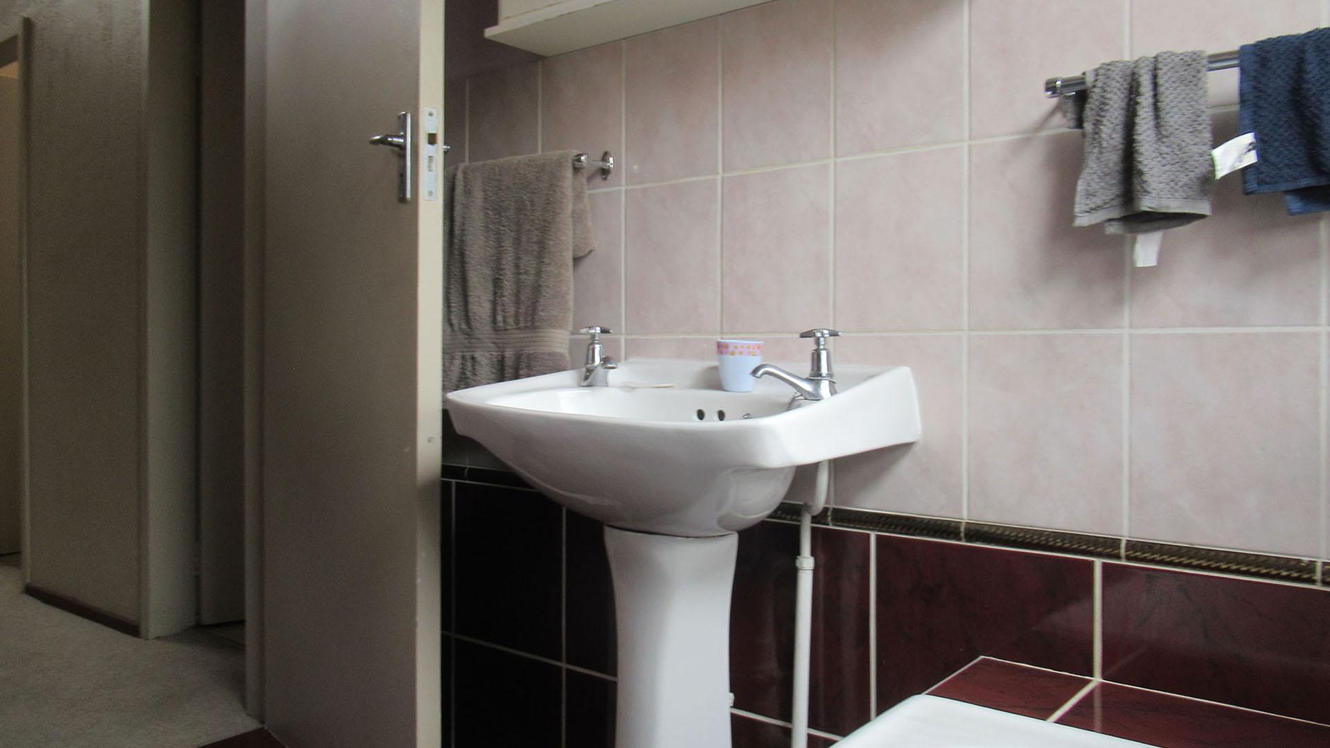 Bathroom 1 - 5 square meters of property in Florida