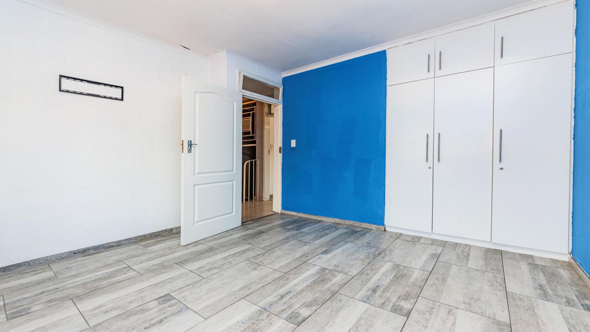 Bed Room 2 - 14 square meters of property in Florida