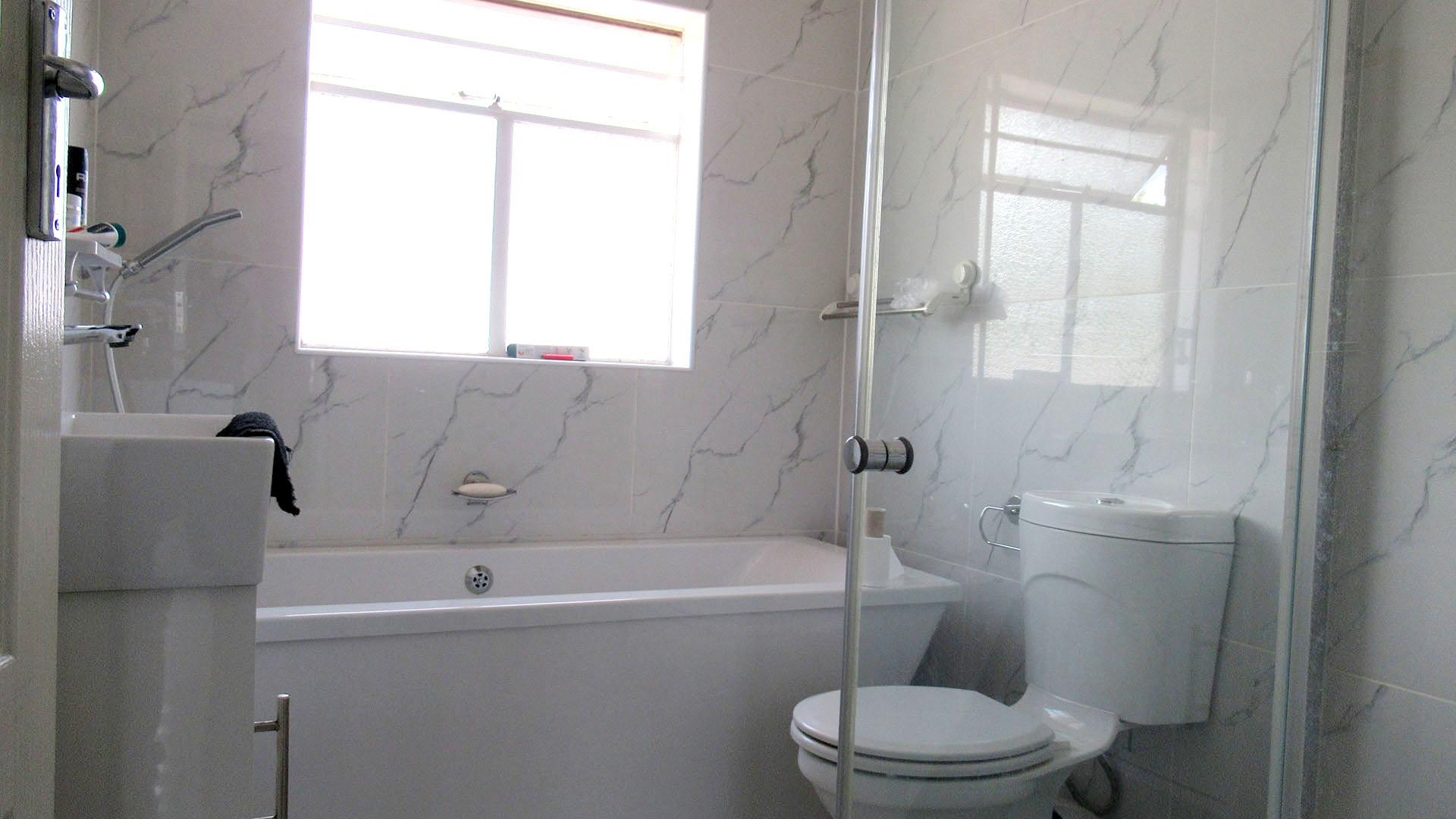 Bathroom 1 - 5 square meters of property in Florida