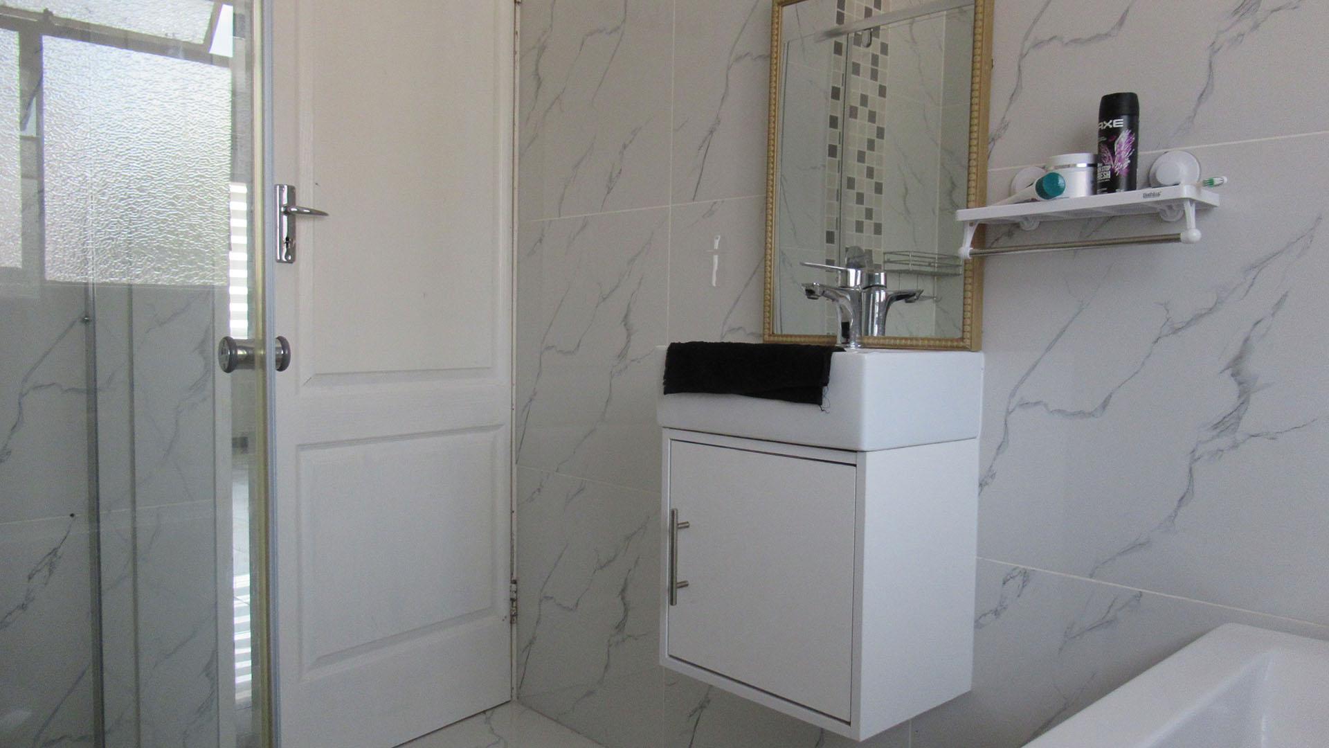 Bathroom 1 - 5 square meters of property in Florida