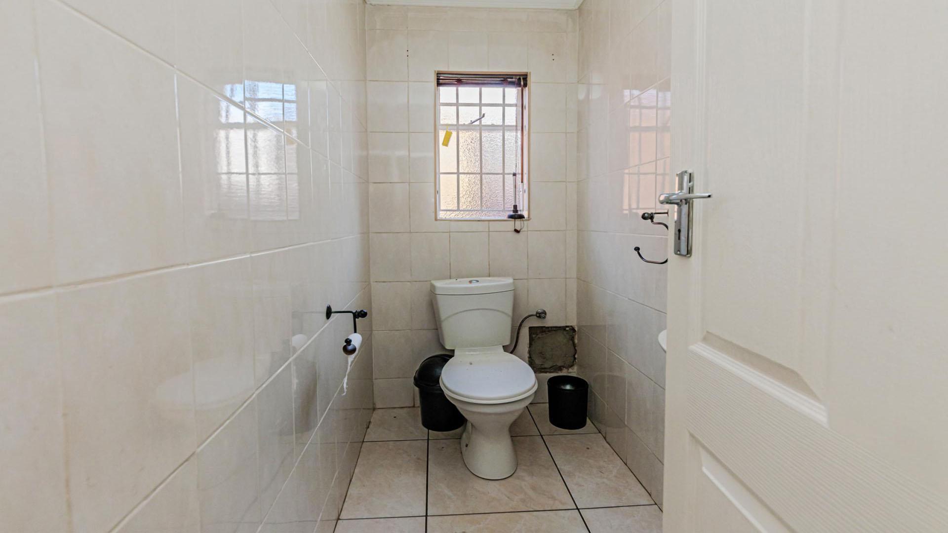 Guest Toilet - 3 square meters of property in Florida
