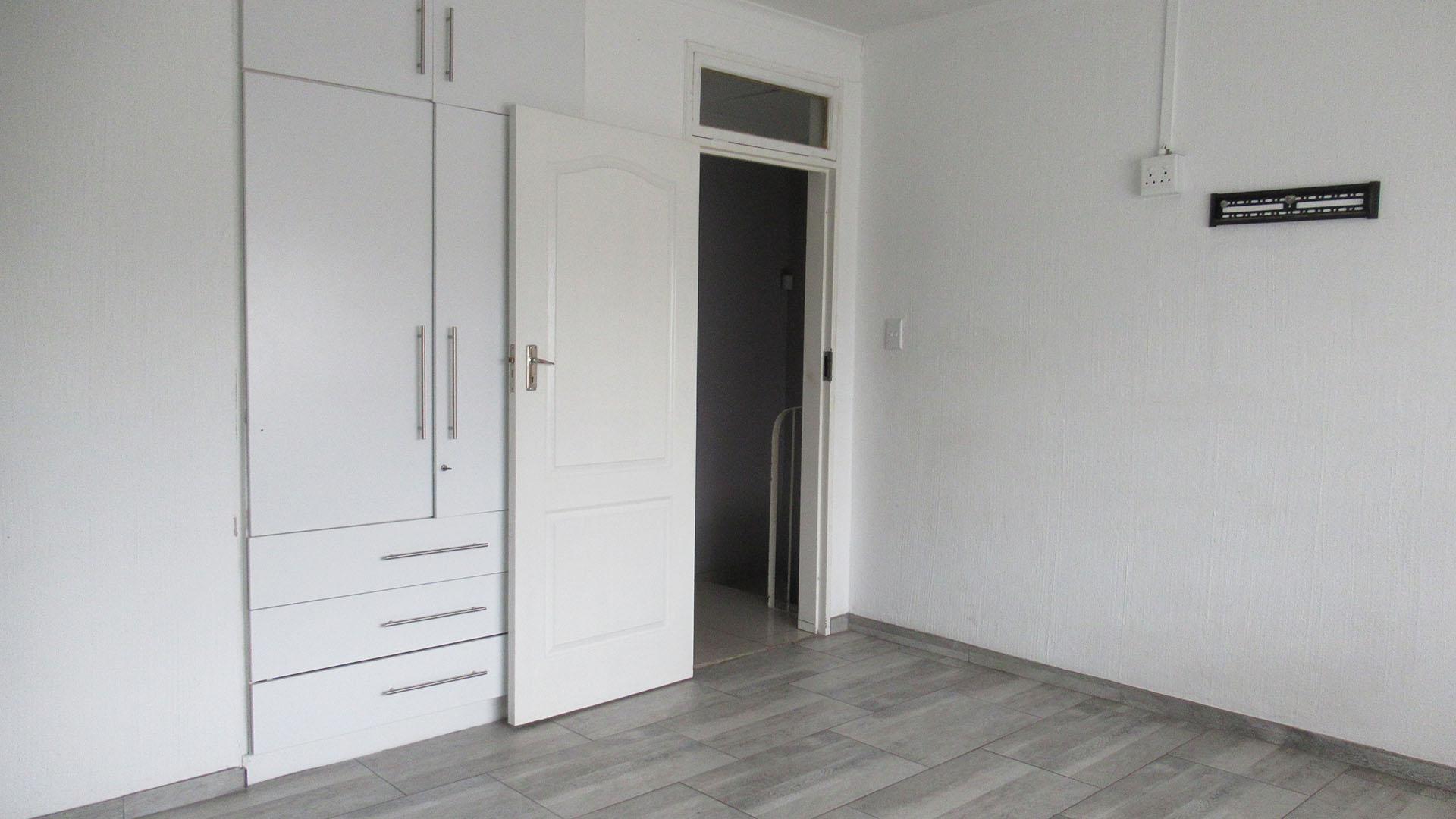 Bed Room 1 - 17 square meters of property in Florida