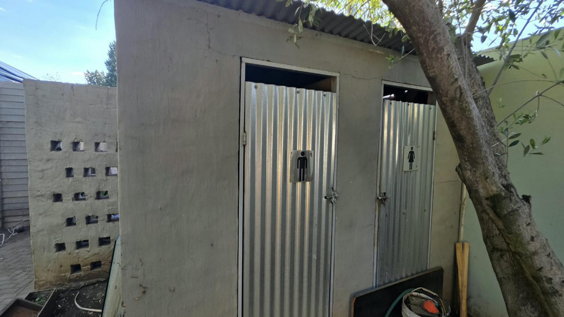 Spaces of property in Parys
