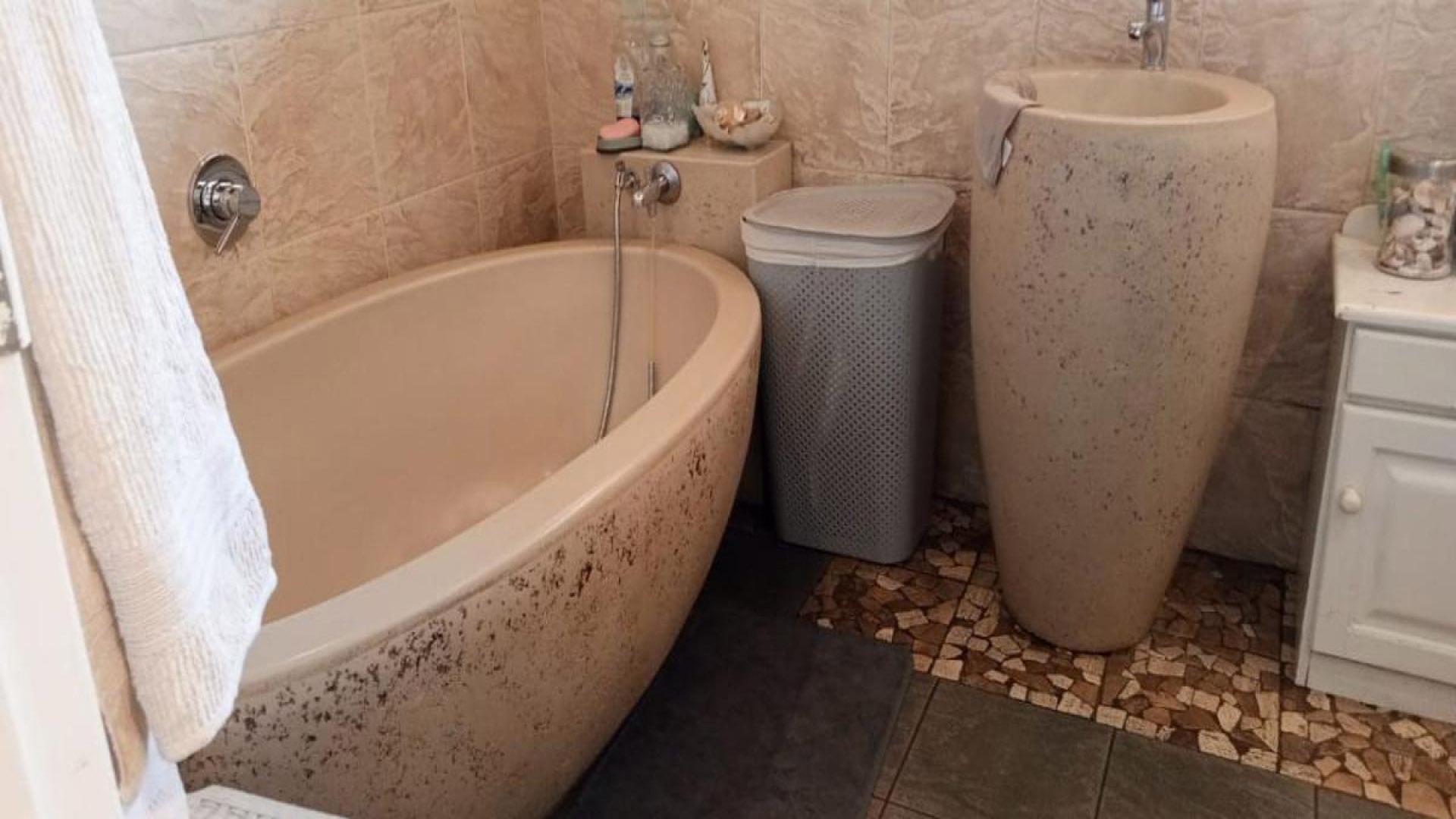 Bathroom 1 - 8 square meters of property in Meyerton