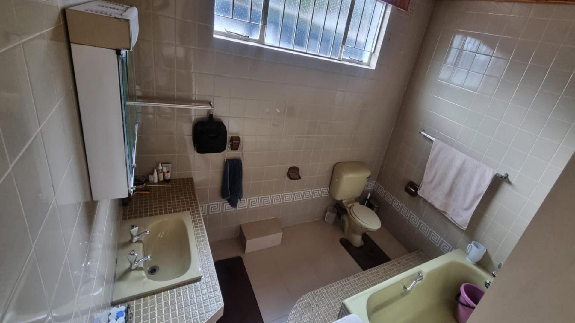 Bathroom 2 of property in Blairgowrie