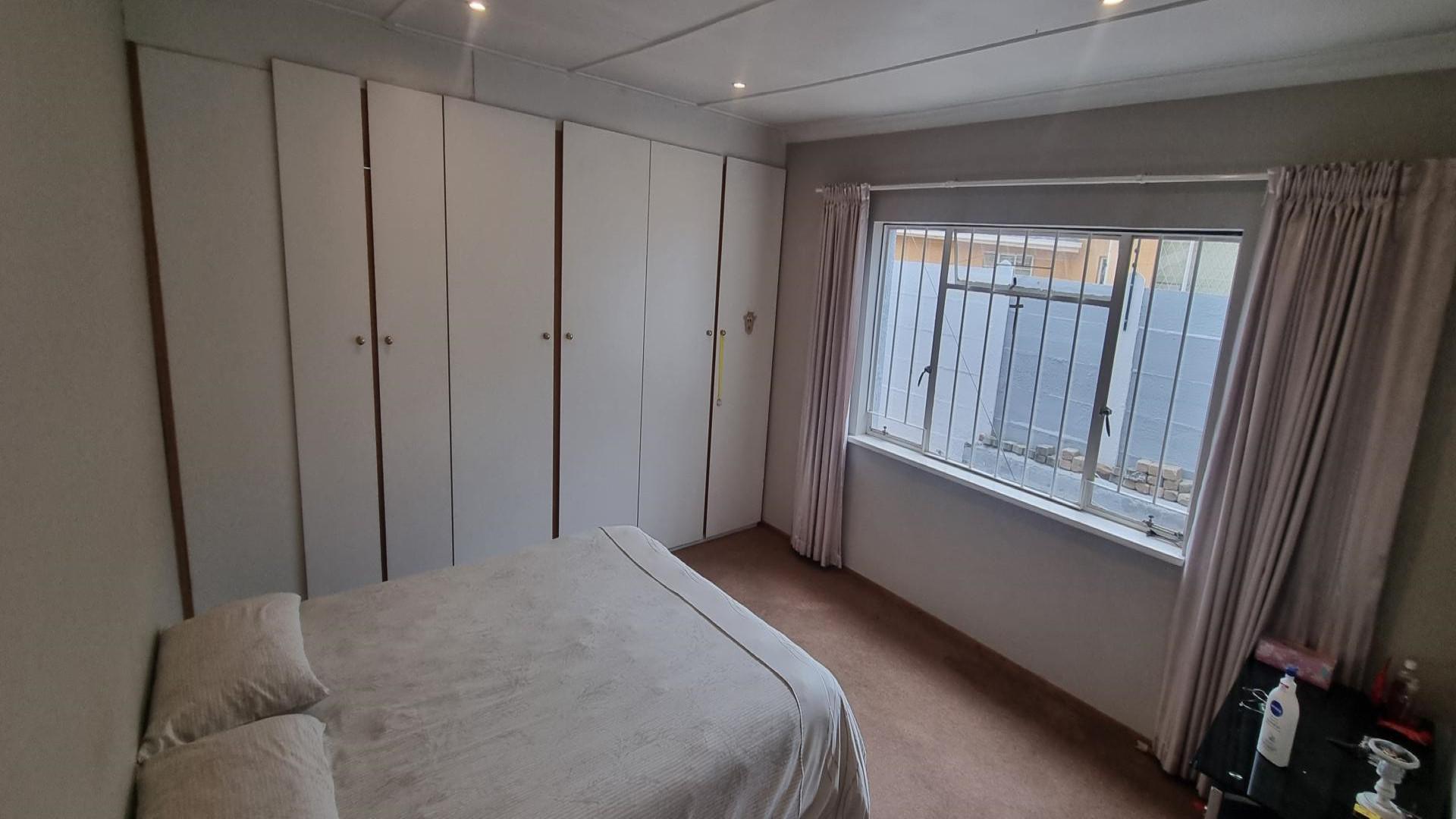 Bed Room 1 of property in Blairgowrie