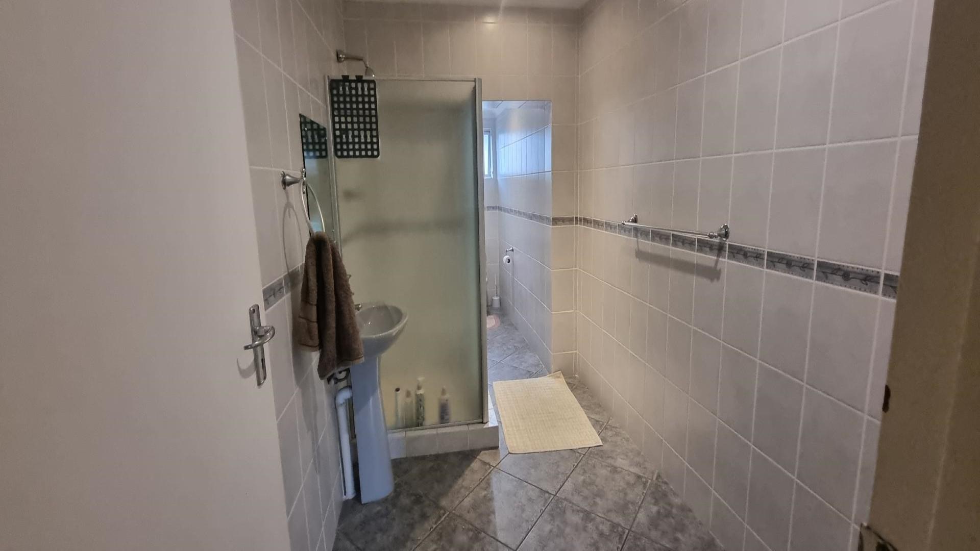 Bathroom 1 of property in Blairgowrie