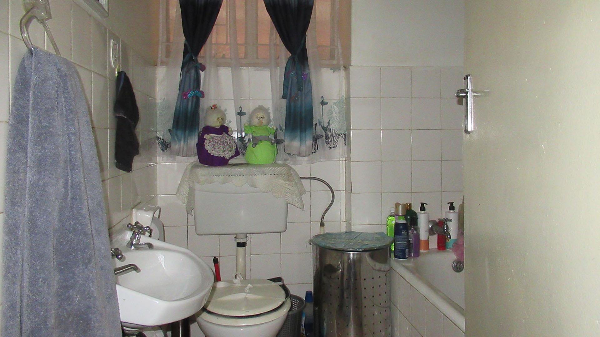 Bathroom 1 - 5 square meters of property in Witpoortjie