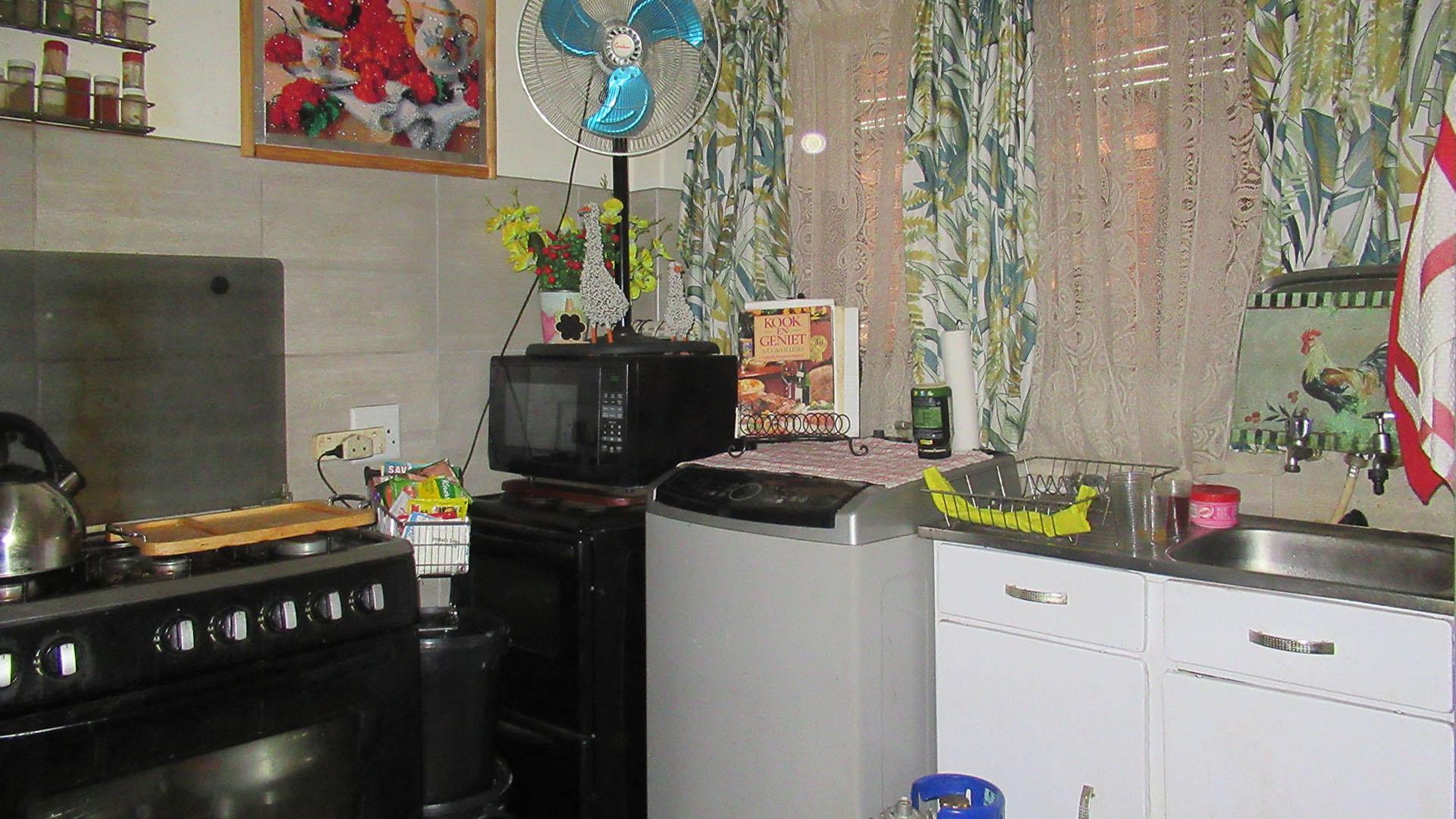 Kitchen - 7 square meters of property in Witpoortjie