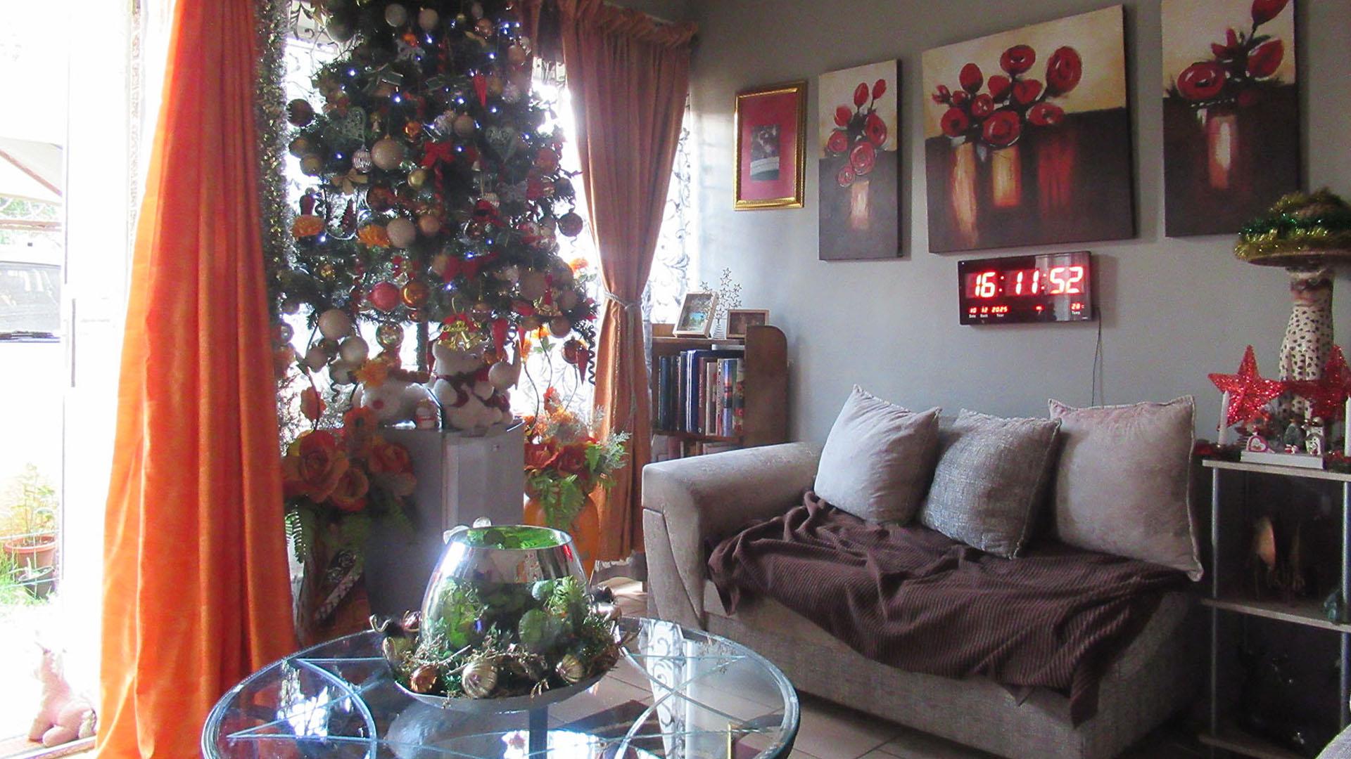 Lounges - 13 square meters of property in Witpoortjie