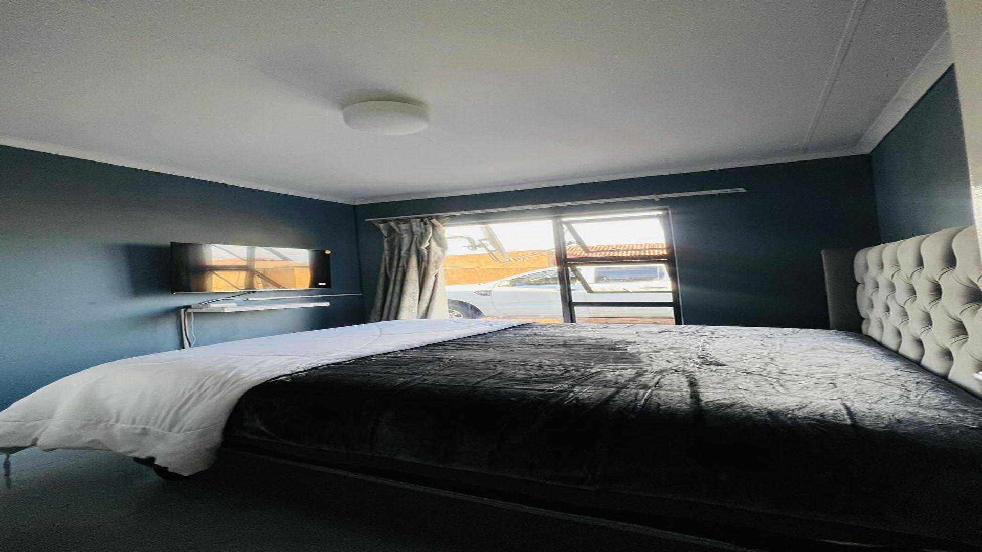 Bed Room 1 - 10 square meters of property in Tirong 