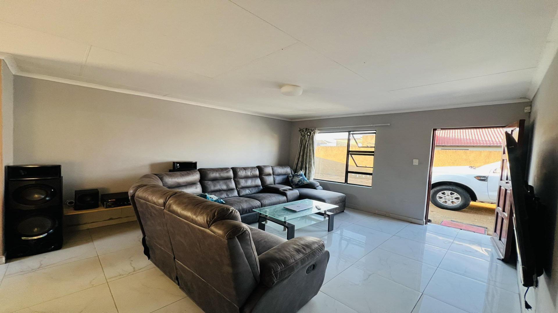 Lounges of property in Tirong 