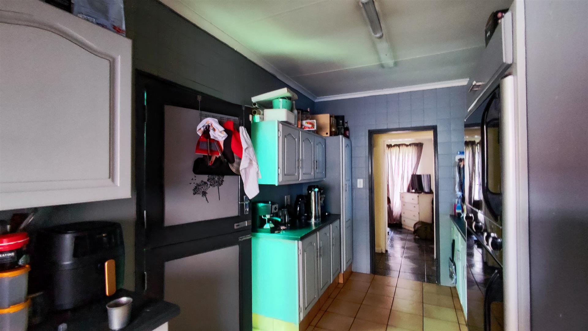 Kitchen - 12 square meters of property in Bonaero Park