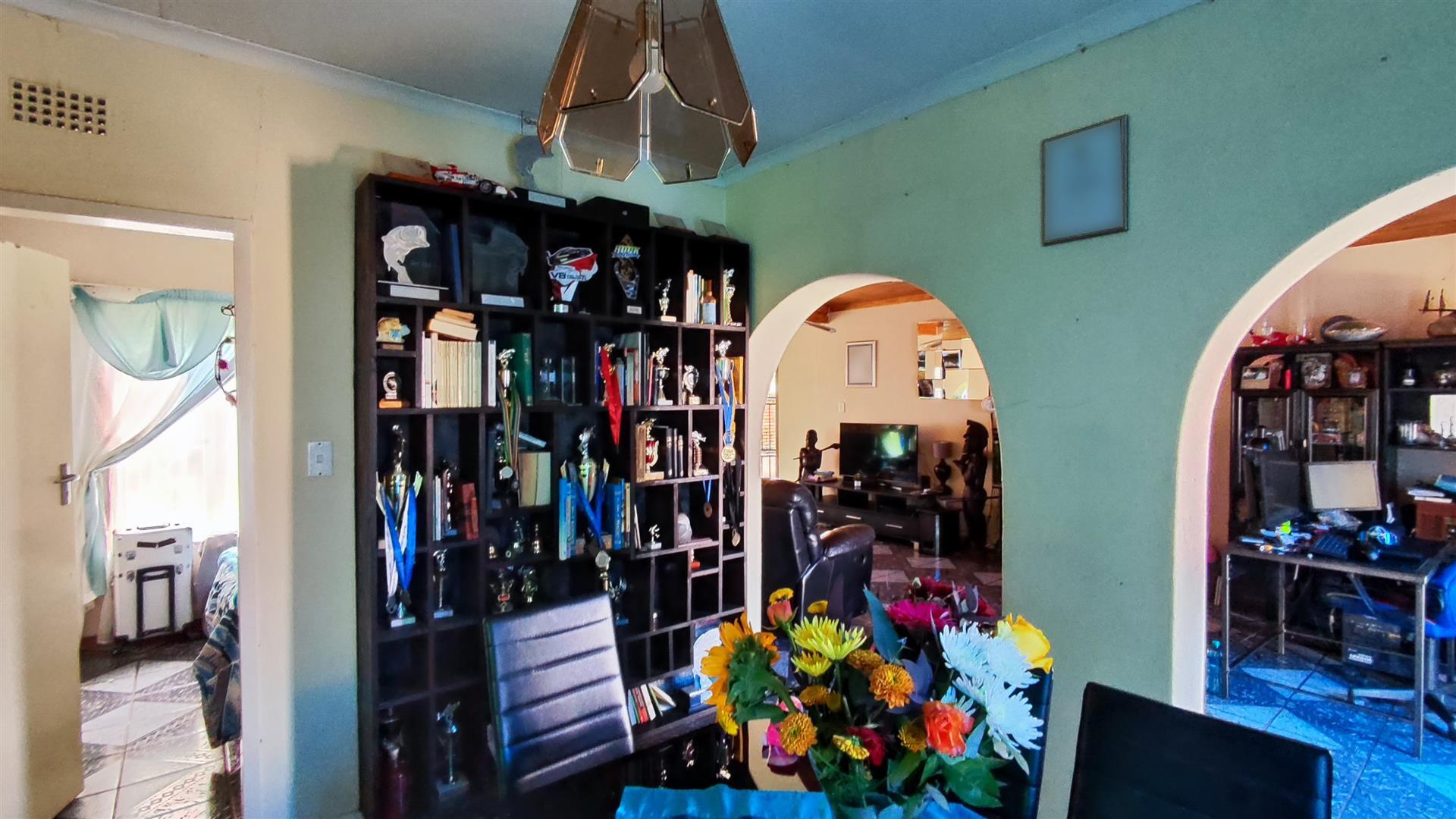 Dining Room - 14 square meters of property in Bonaero Park